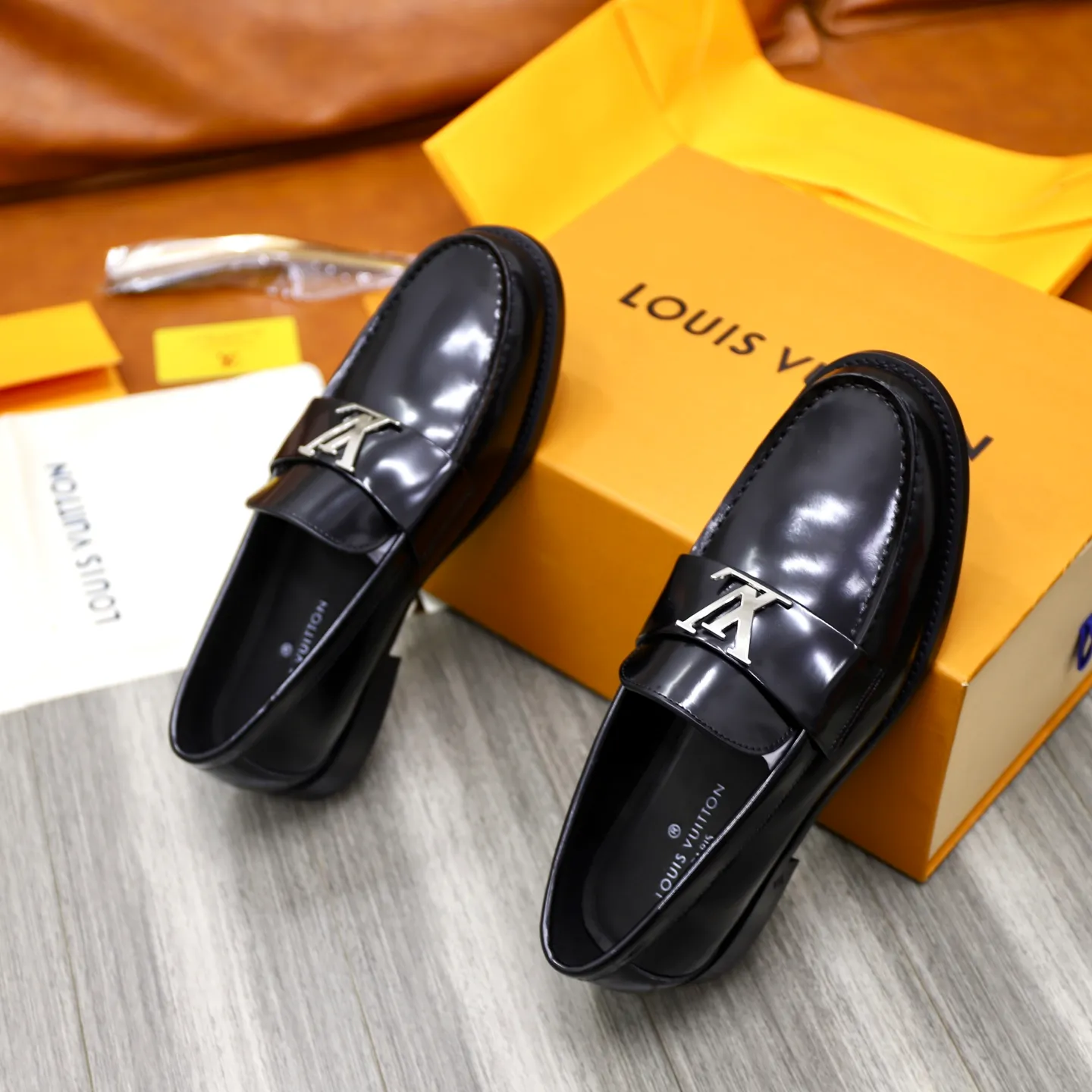 Men's shoes 💰: 💰900LV Louis Vuitton slip-on loafers, top quality products produced in Dongguan, ready for sale! This LV Glove loafer is made of selected soft cowhide, with a slightly wrinkled leather surface and a very high-end texture. Each pair is unique. The leather surface is light and soft, with a fine texture and good luster. It is a classic loafer style, with exquisite handmade mark stitching on the toe, and a square toe configuration to highlight the classic style. The horizontal band has hot-printed LV three-dimensional letters, semi-solid handcrafts and a genuine leather outsole, and a rubber patch on the heel to create wear-resistant performance and comfort. One of the must-have loafers for men! Comes with full original packaging! Code number: 38-39-40-41-42-43-44 (38, 45, 46 customized) standard leather shoe code